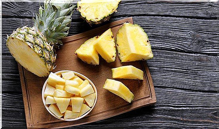 Pineapple is a food rich in water and fiber.