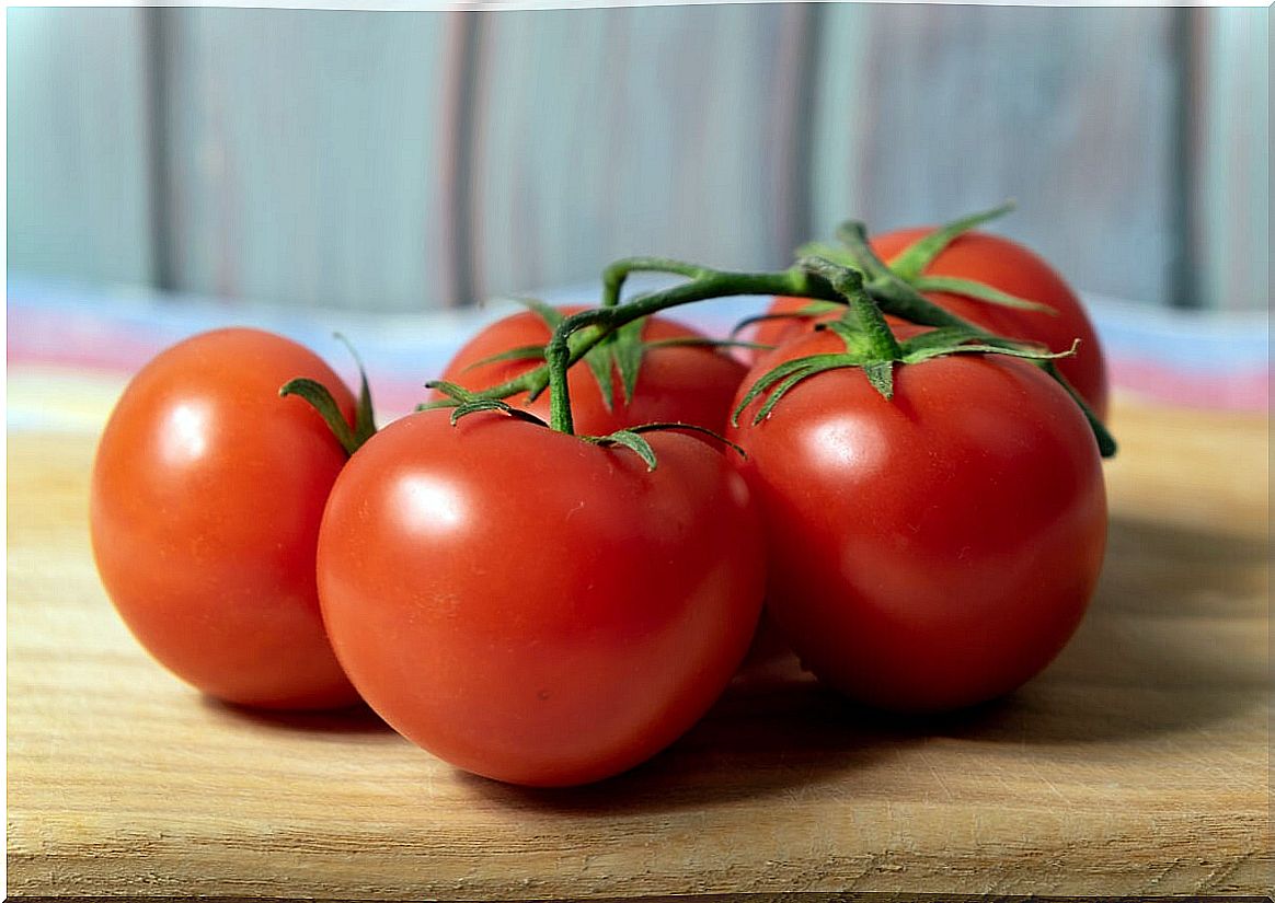 Tomatoes harvested from a garden in the house.