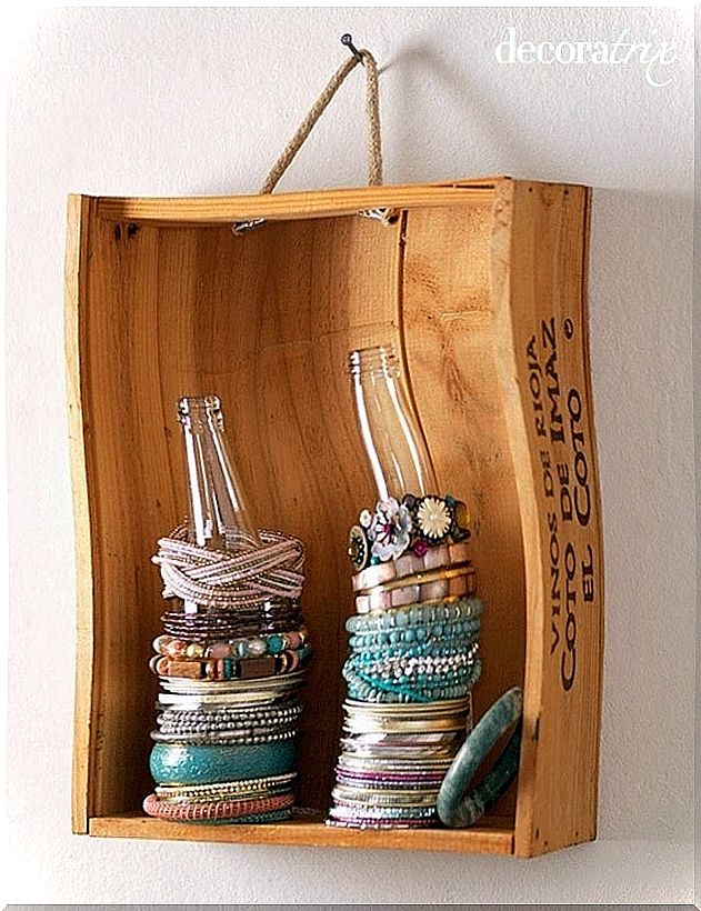 Bracelets in a bottle: one of the tricks to organize your house.