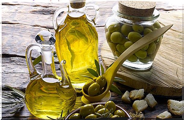 Olive oil to nourish and hydrate hair