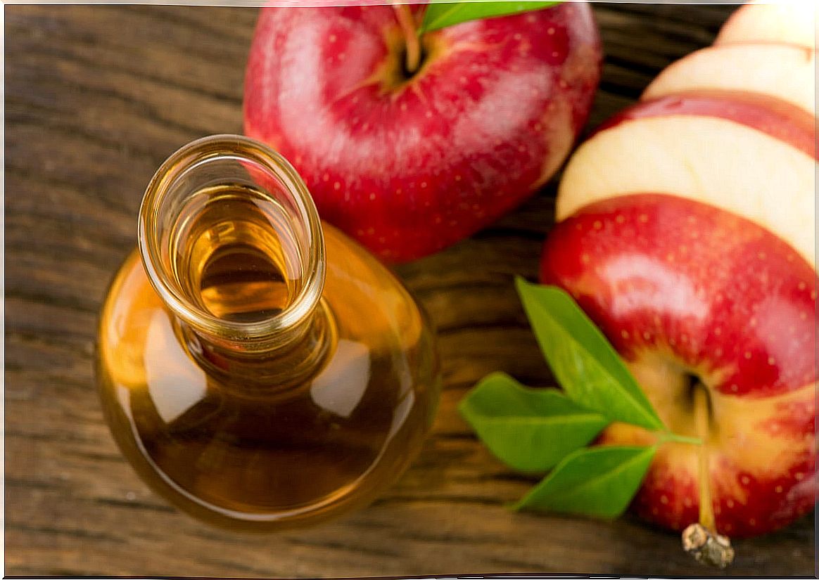 How does apple cider vinegar work on the skin?