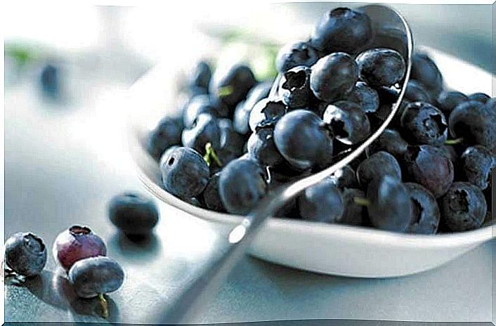 Bowl with blueberries.