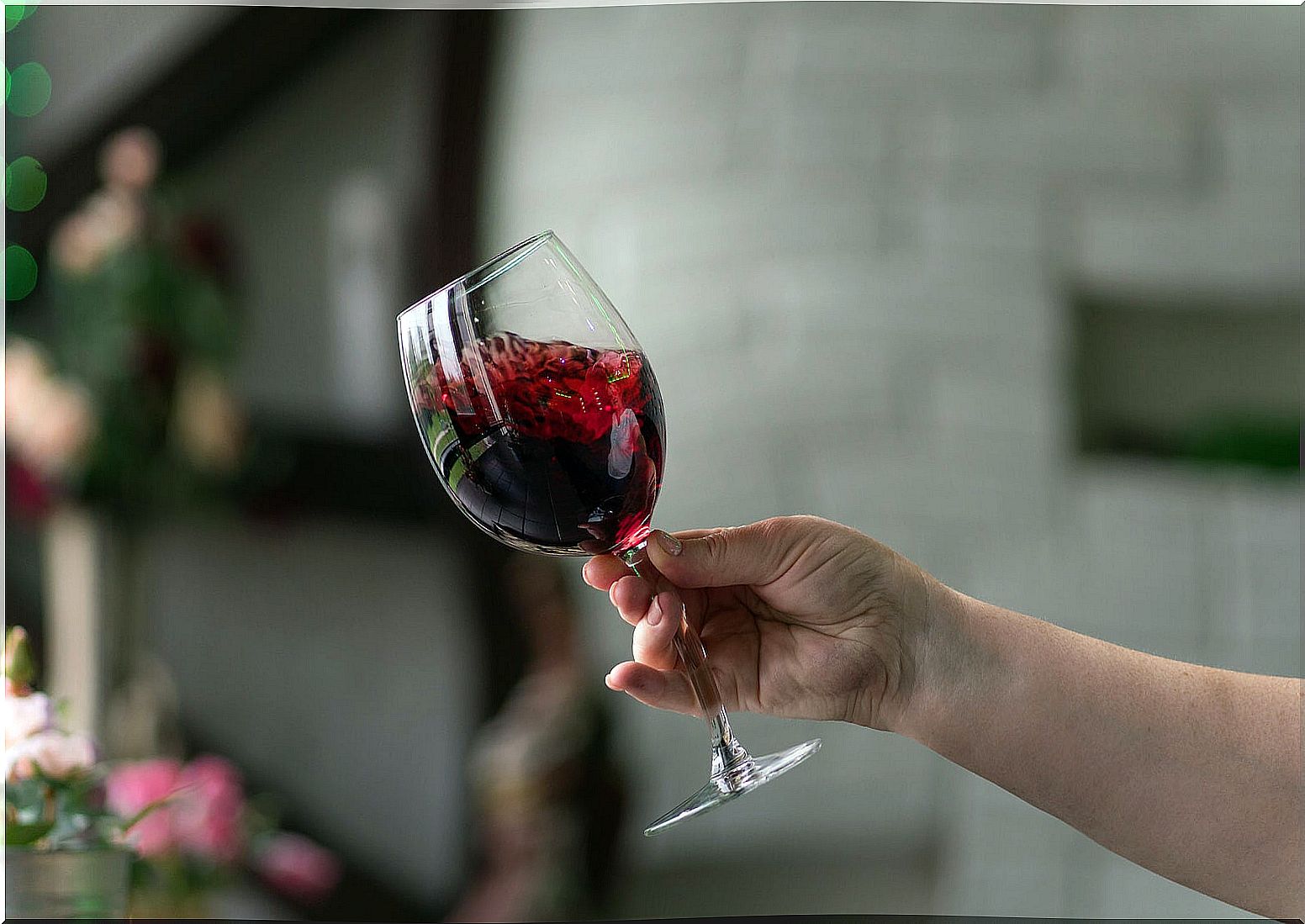 8 reasons to drink red wine, but always in moderation.