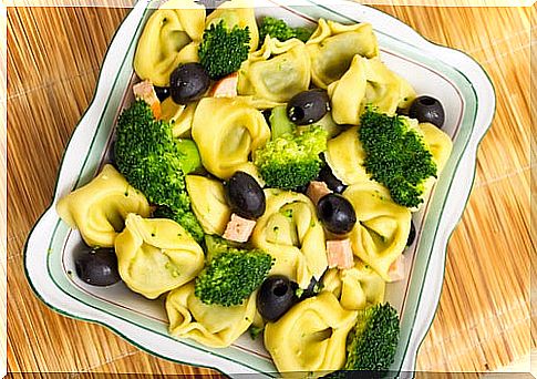 Alfredo pasta with broccoli and chicken