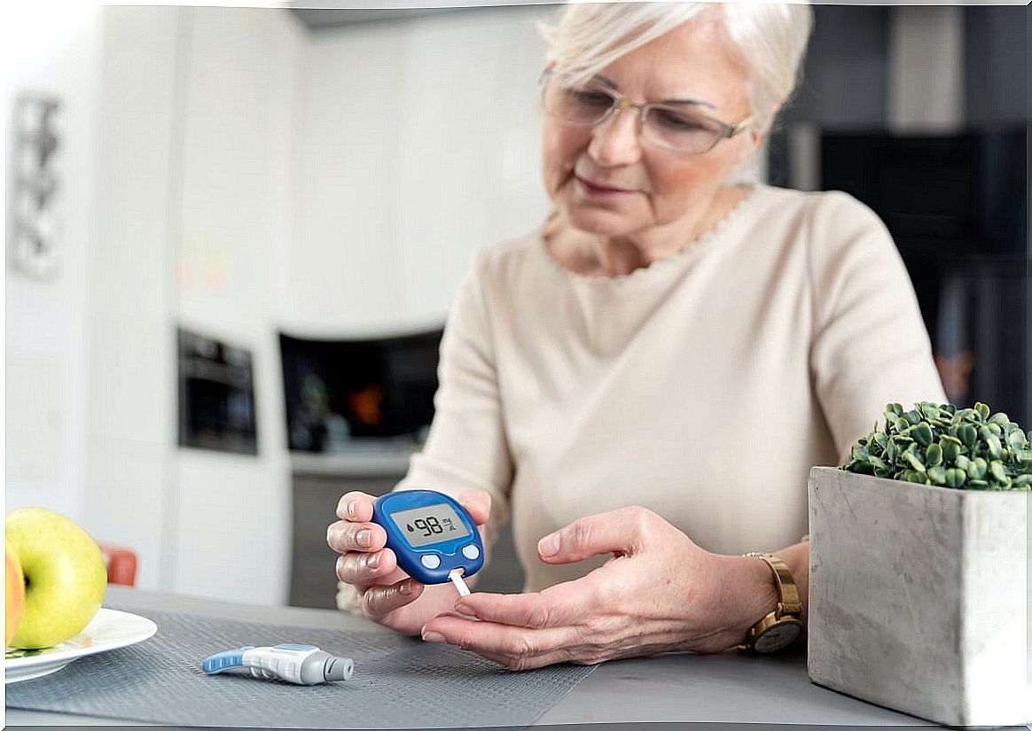 Woman measures her blood glucose with diabetes.