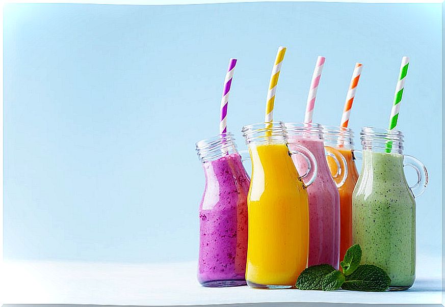 Juices and colored smoothies to cleanse the liver.