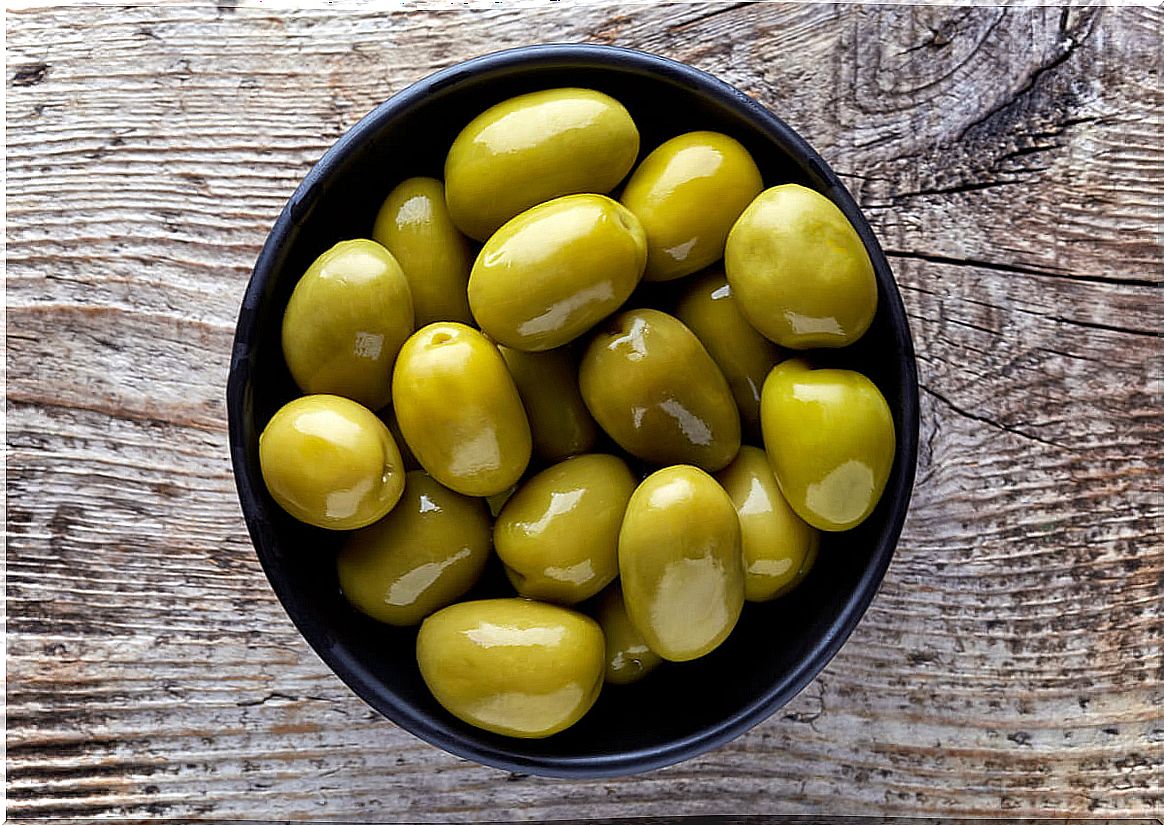 Olives in a bowl