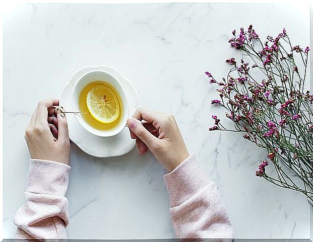 Woman drinking a lemon infusion.